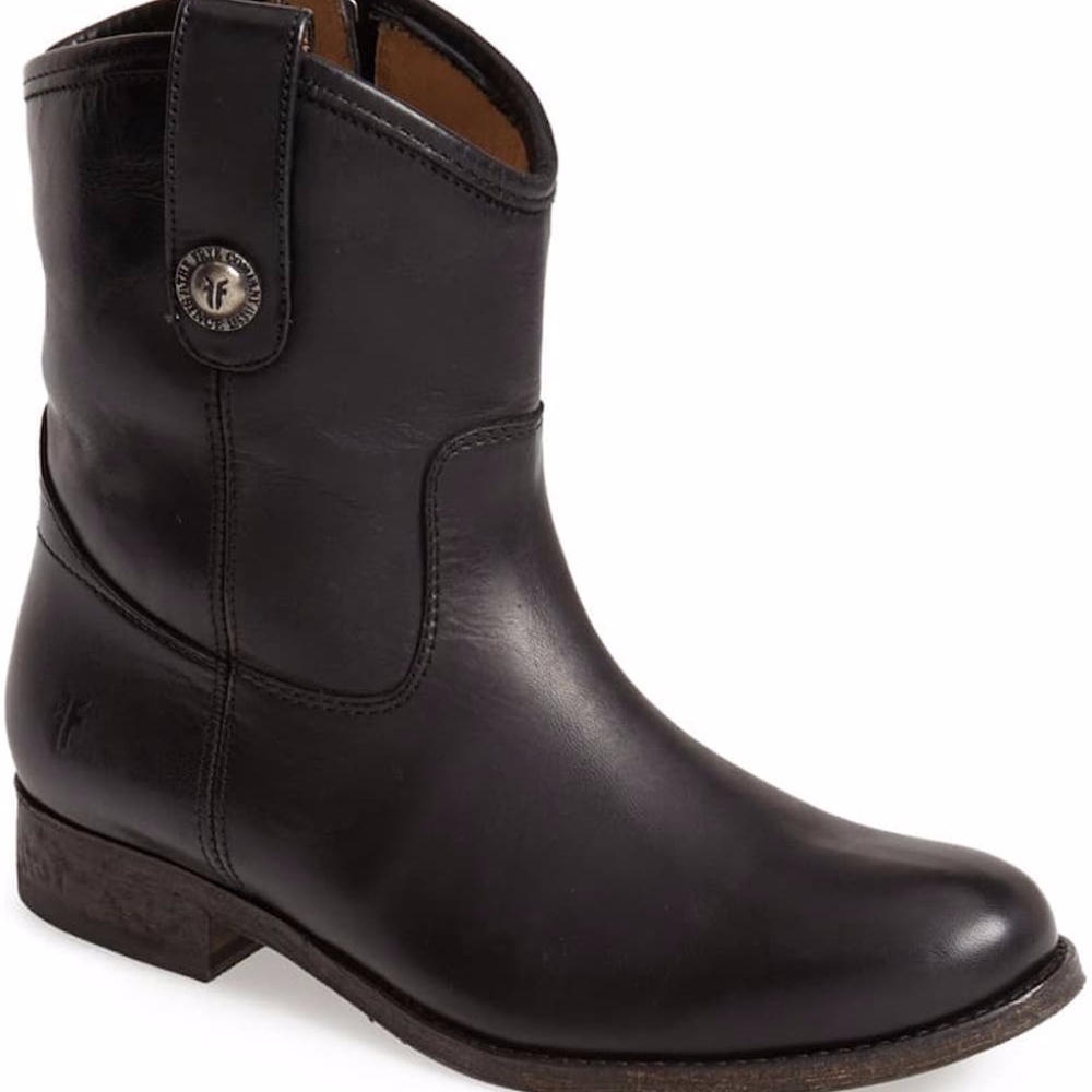 FRYE Melissa Stud Short Boot EUC in dark brown.